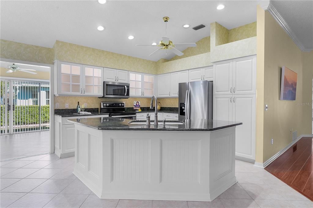 Just look at that pantry space!