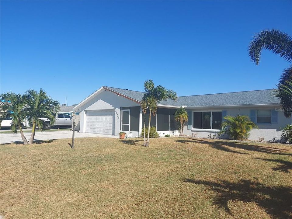 Tropical carefree palm trees  in boater's dream home!!!