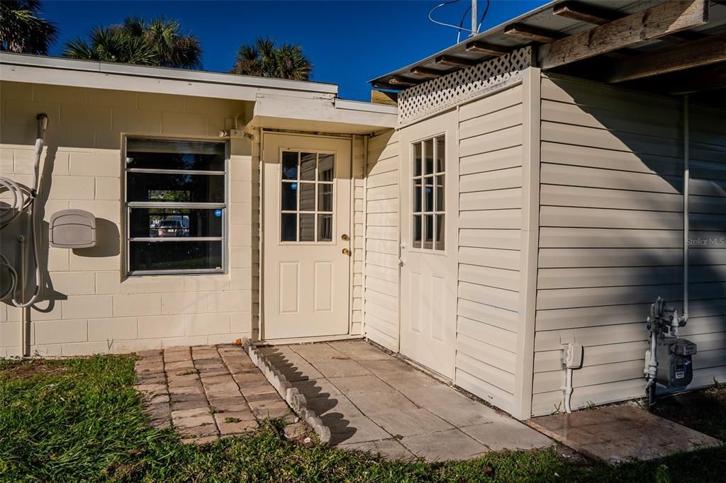 For Sale: $219,900 (2 beds, 2 baths, 902 Square Feet)