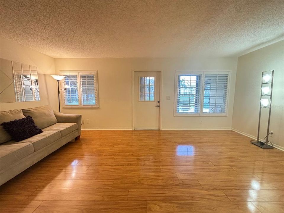 For Sale: $150,000 (2 beds, 1 baths, 935 Square Feet)