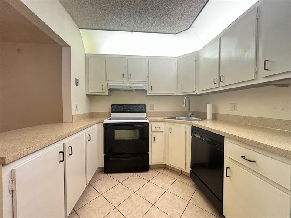 For Sale: $150,000 (2 beds, 1 baths, 935 Square Feet)