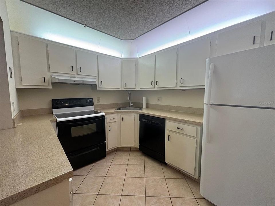 For Sale: $150,000 (2 beds, 1 baths, 935 Square Feet)