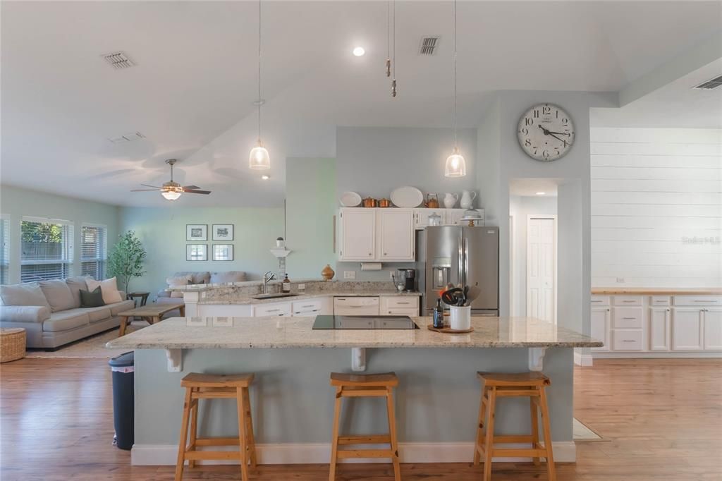 Kitchen and Breakfast Bar