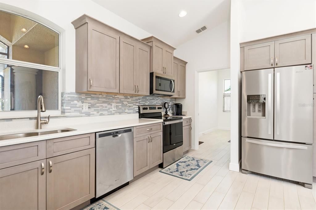 The easily accessible,oversized interior laundryroom is convenient to thekitchen - great for extrastorage and multi-tasking.