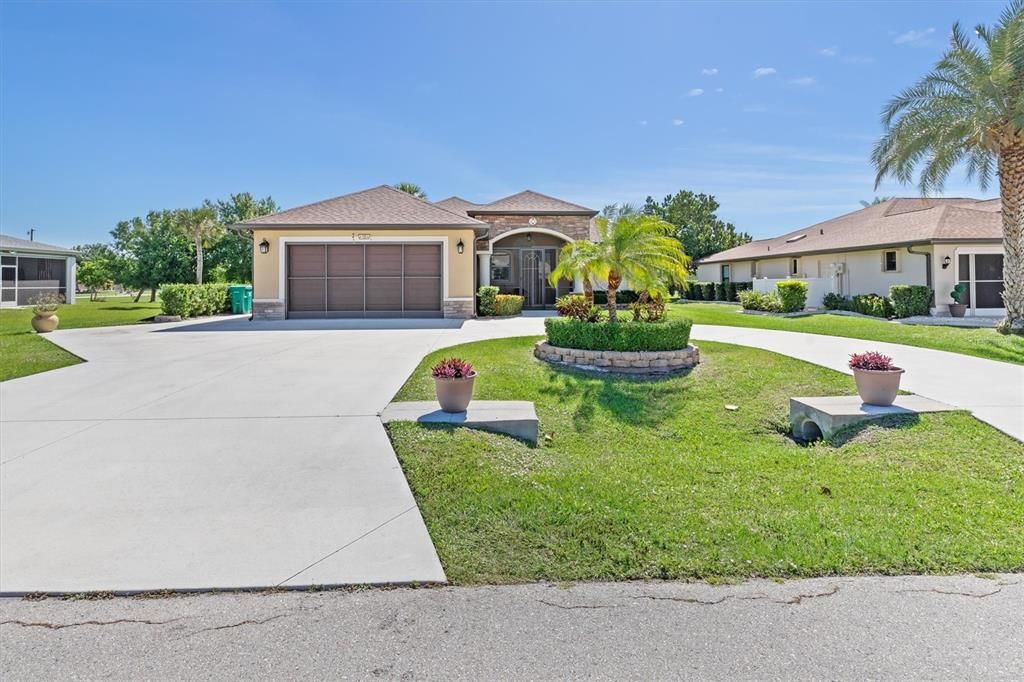 Welcome home to the nextchapter of your Floridalifestyle. Mature landscaping,exemplary aesthetic appeal,both inside and out, plus itsconvenient location add to themany features this homeoffers.