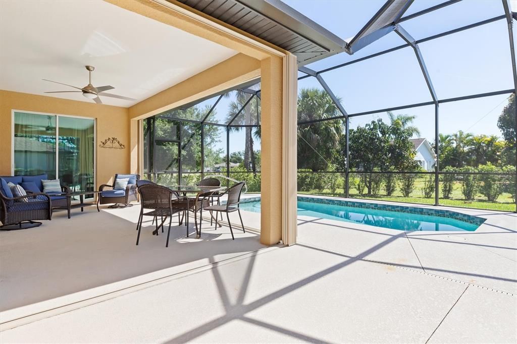 Privacy and hurricaneprotection surround thecovered lanai area, alsoprotecting the glass sliders.