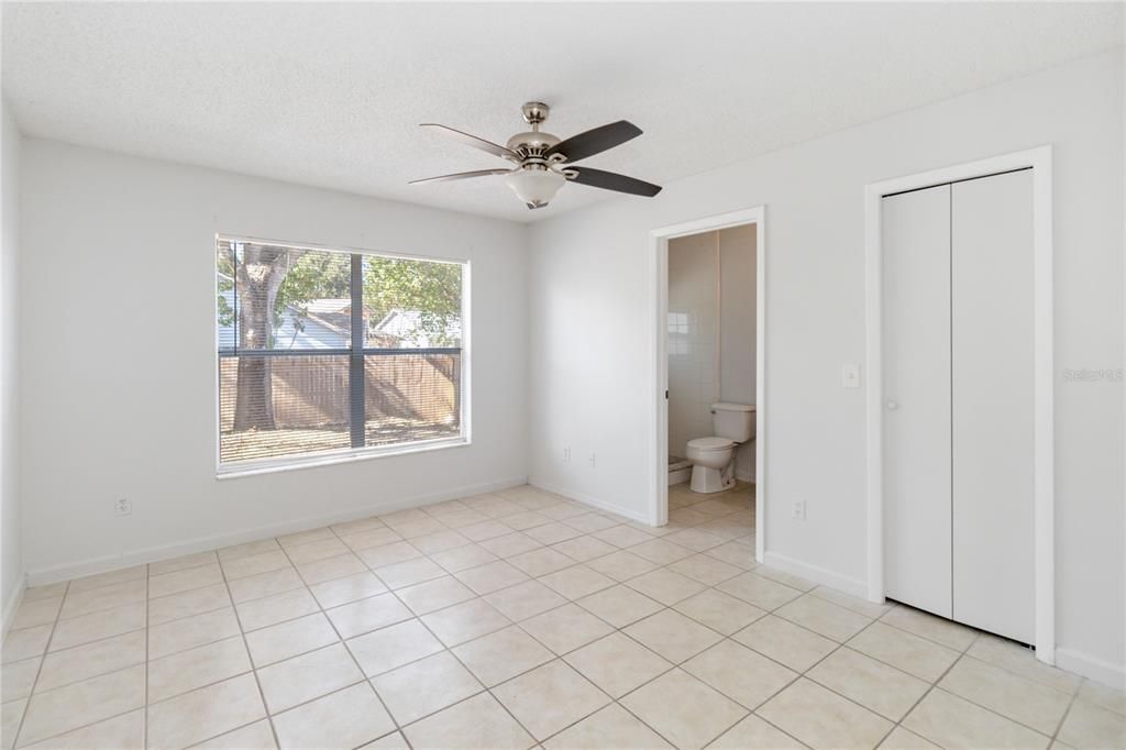 For Sale: $299,999 (2 beds, 2 baths, 947 Square Feet)