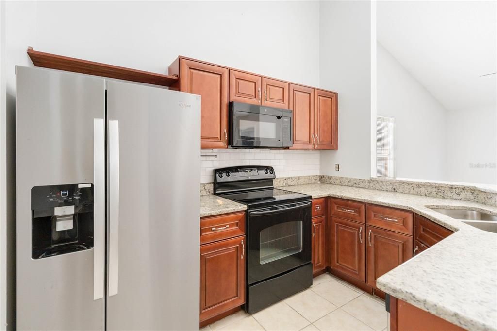 For Sale: $299,999 (2 beds, 2 baths, 947 Square Feet)