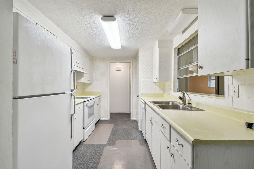 For Sale: $300,000 (2 beds, 2 baths, 1462 Square Feet)