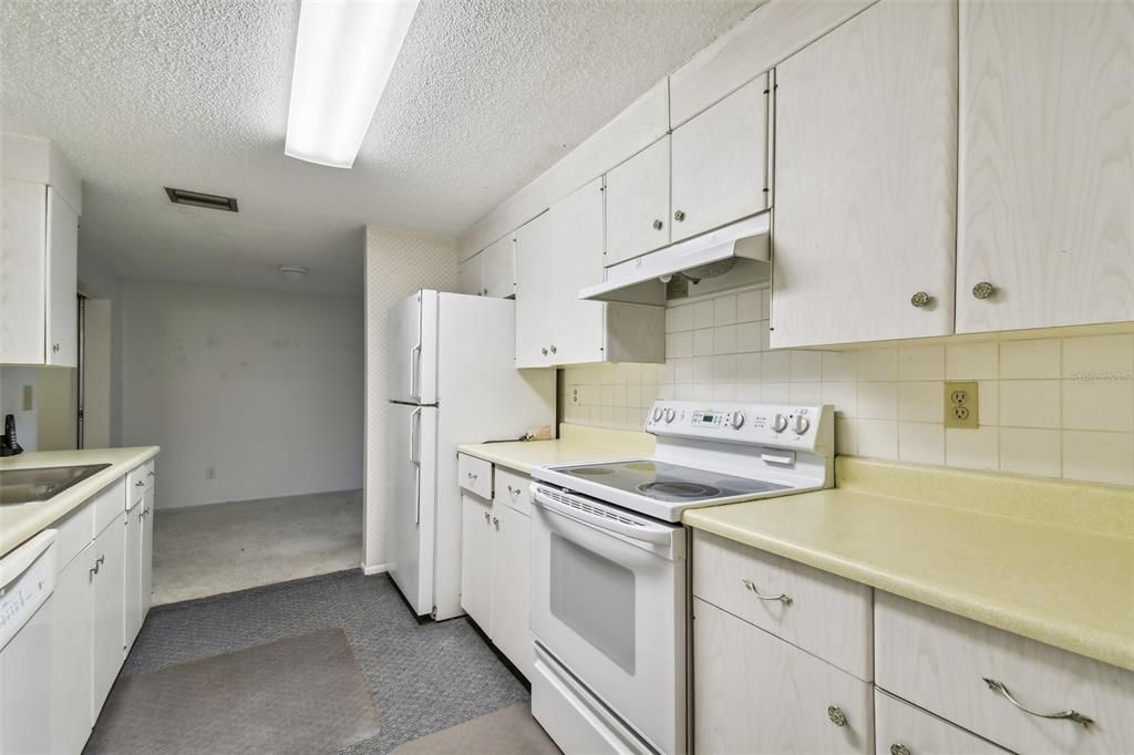 For Sale: $300,000 (2 beds, 2 baths, 1462 Square Feet)