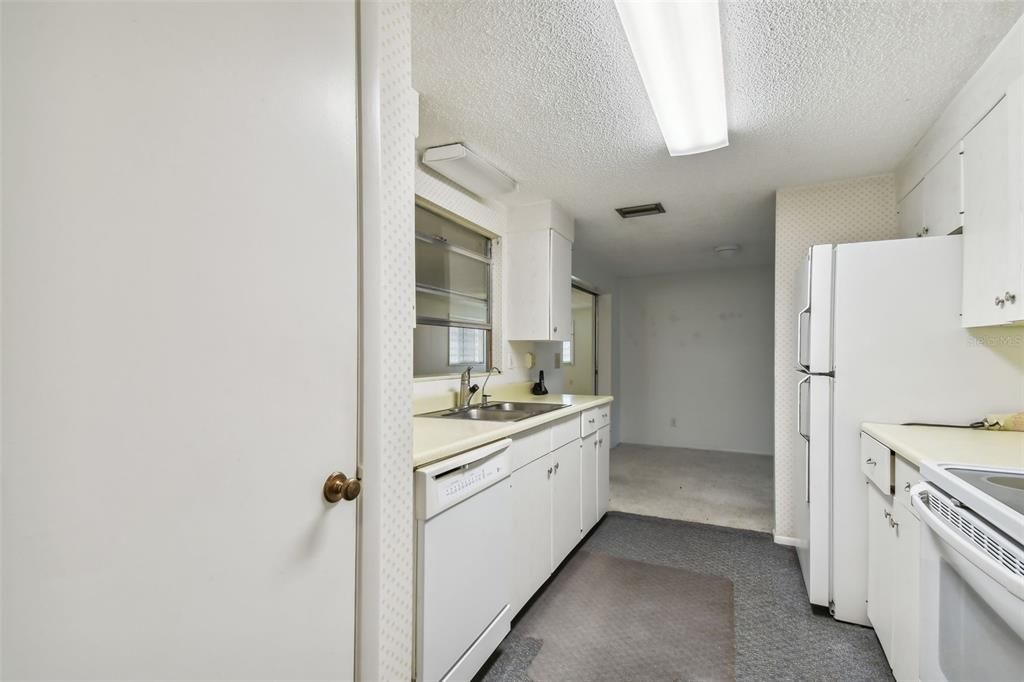 For Sale: $300,000 (2 beds, 2 baths, 1462 Square Feet)