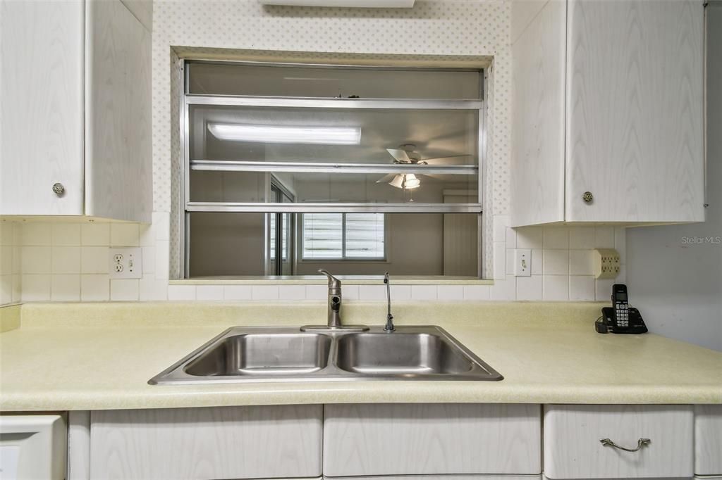 For Sale: $300,000 (2 beds, 2 baths, 1462 Square Feet)