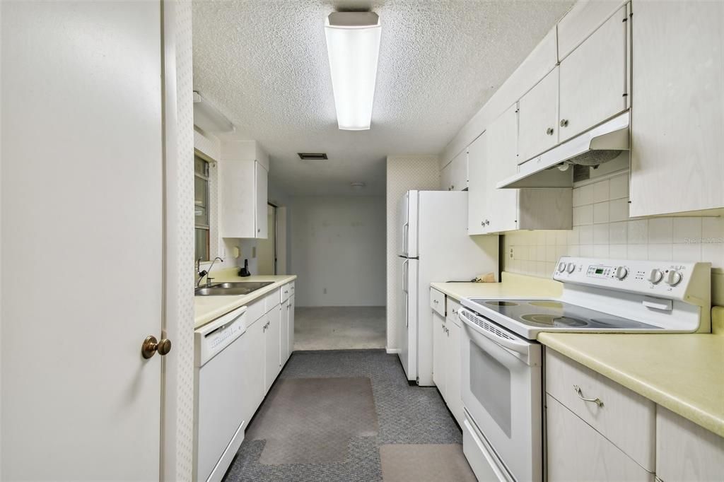 For Sale: $300,000 (2 beds, 2 baths, 1462 Square Feet)