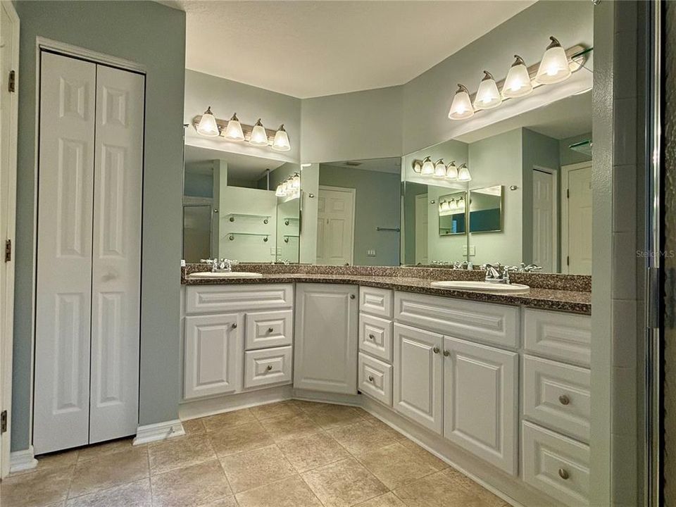 Double sink vanity in primary