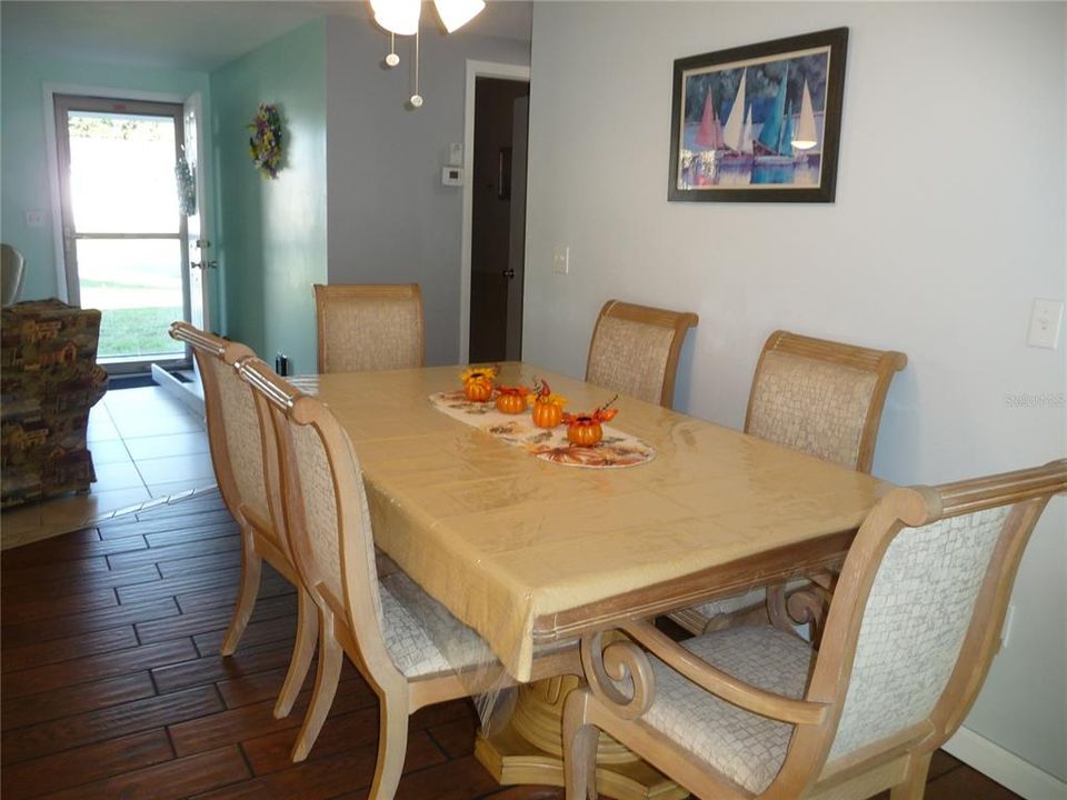 Dining Room with 8 chairs and table