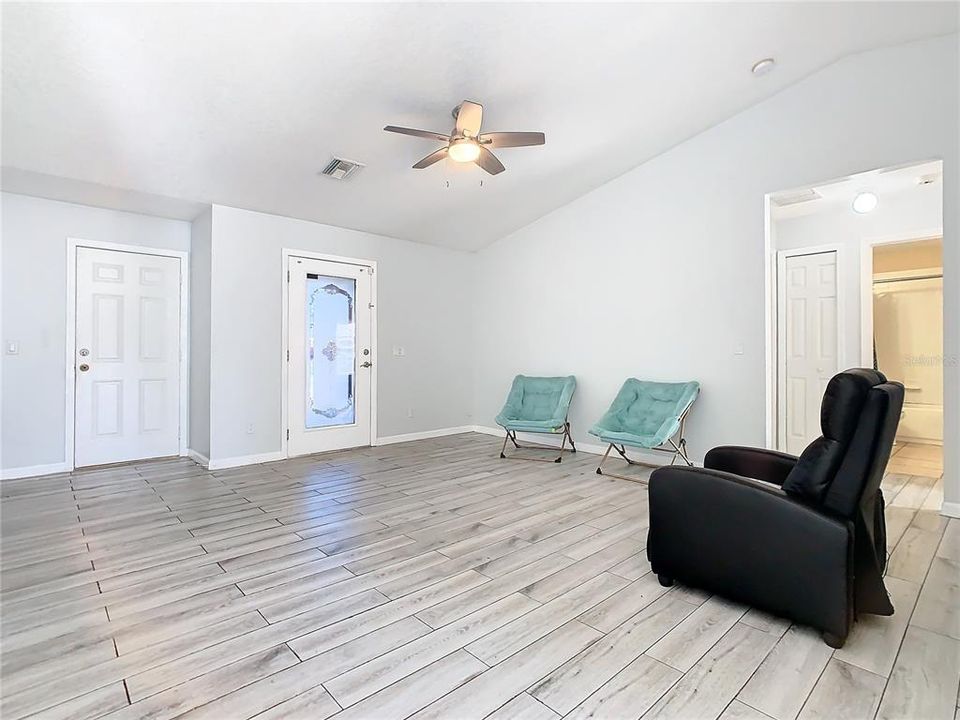 For Sale: $325,000 (3 beds, 2 baths, 1176 Square Feet)