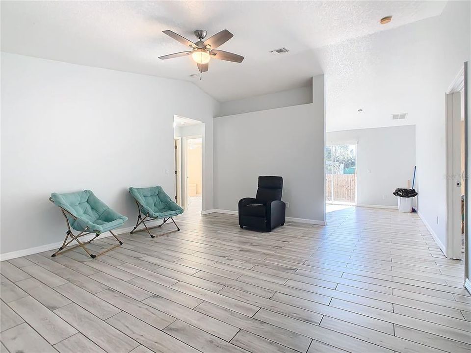 For Sale: $325,000 (3 beds, 2 baths, 1176 Square Feet)