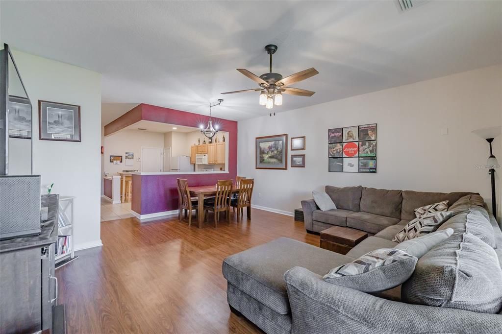 For Sale: $275,900 (3 beds, 2 baths, 1644 Square Feet)