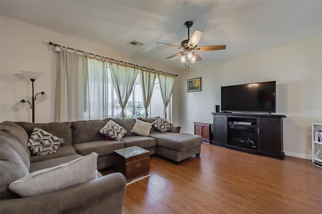 For Sale: $275,900 (3 beds, 2 baths, 1644 Square Feet)