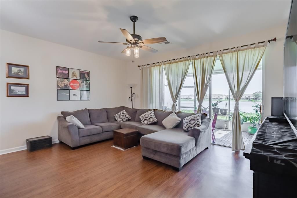 For Sale: $275,900 (3 beds, 2 baths, 1644 Square Feet)