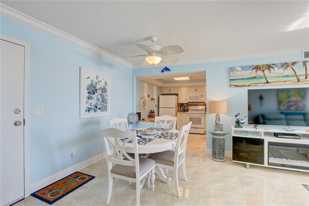 For Sale: $389,500 (2 beds, 2 baths, 925 Square Feet)