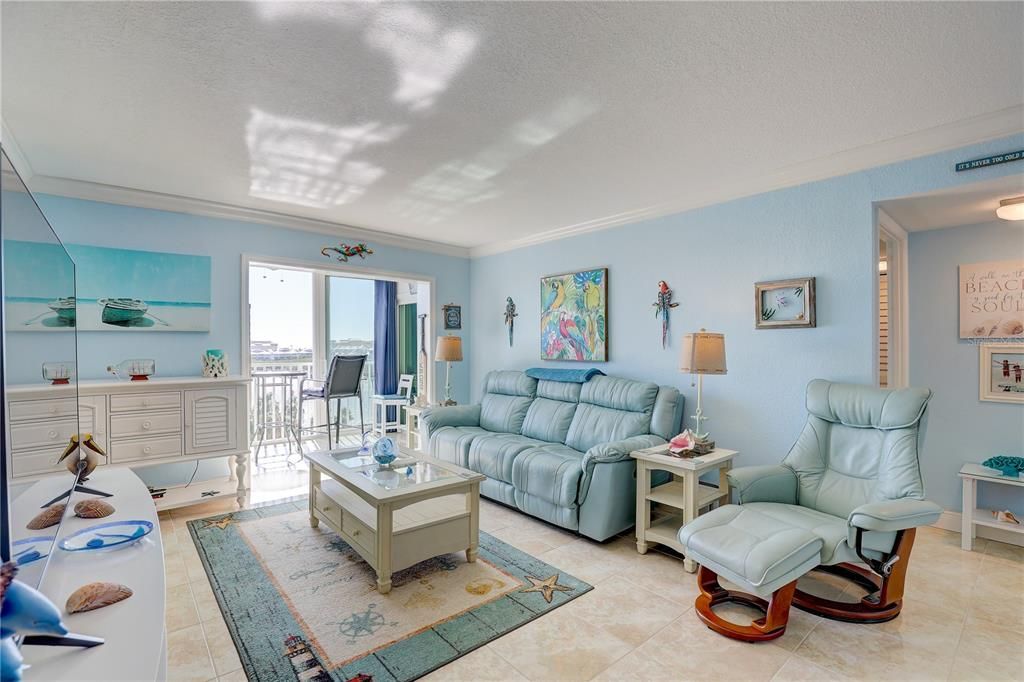 For Sale: $389,500 (2 beds, 2 baths, 925 Square Feet)