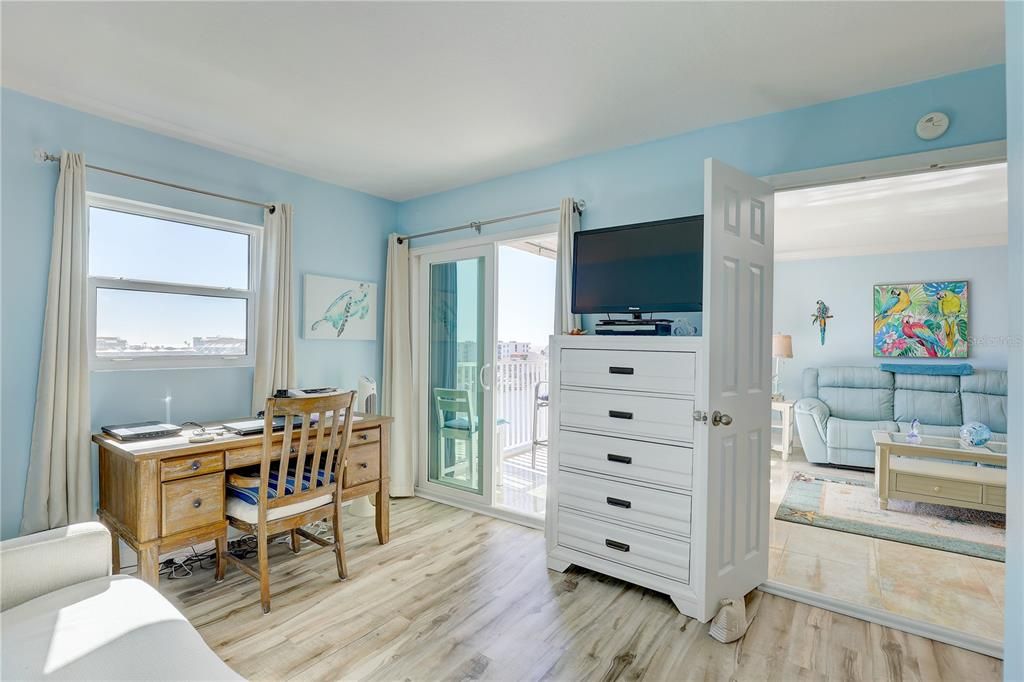 For Sale: $389,500 (2 beds, 2 baths, 925 Square Feet)