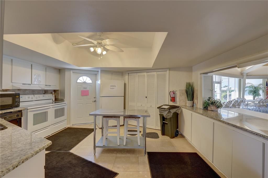 For Sale: $389,500 (2 beds, 2 baths, 925 Square Feet)