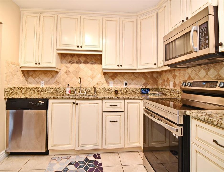 For Sale: $450,000 (2 beds, 1 baths, 1256 Square Feet)