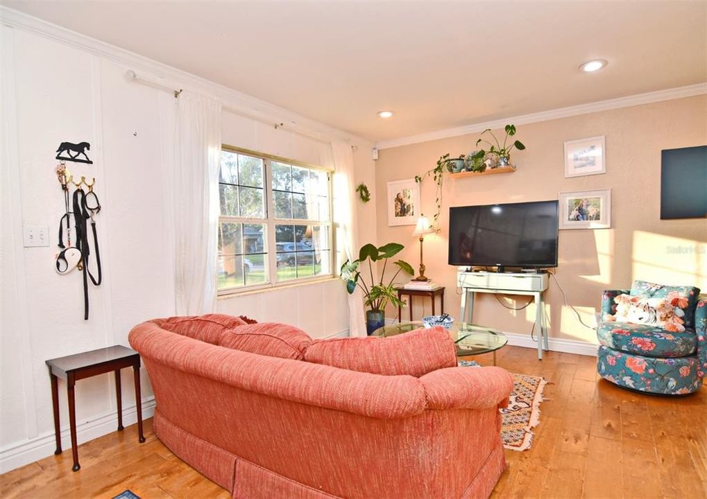 For Sale: $450,000 (2 beds, 1 baths, 1256 Square Feet)