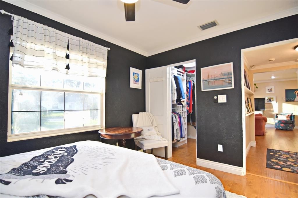 For Sale: $450,000 (2 beds, 1 baths, 1256 Square Feet)