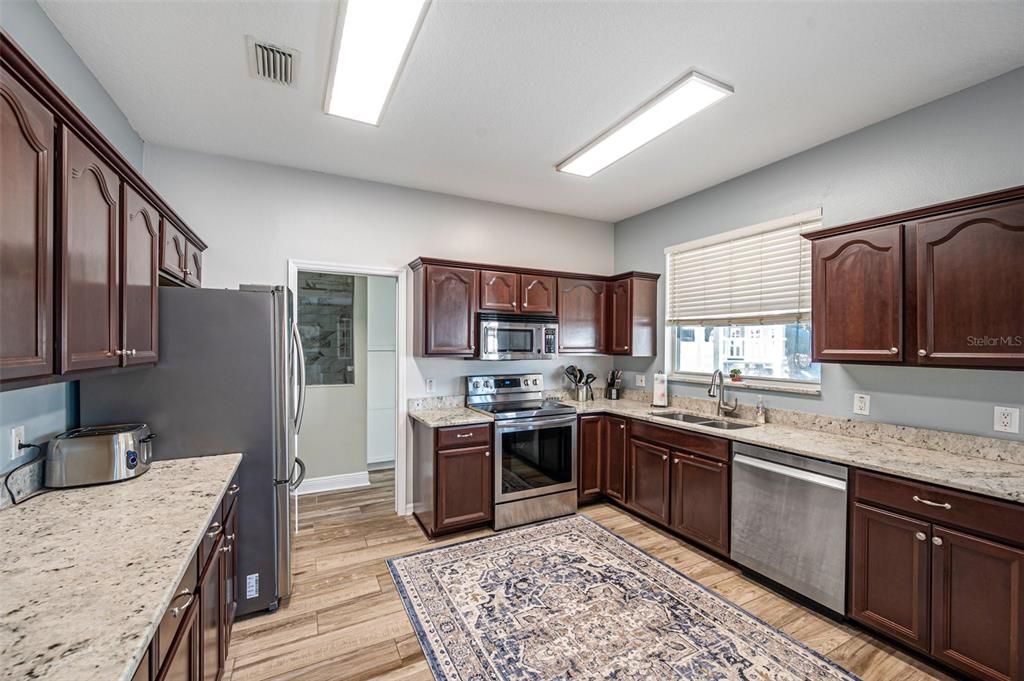 Ample counter and cabinet space