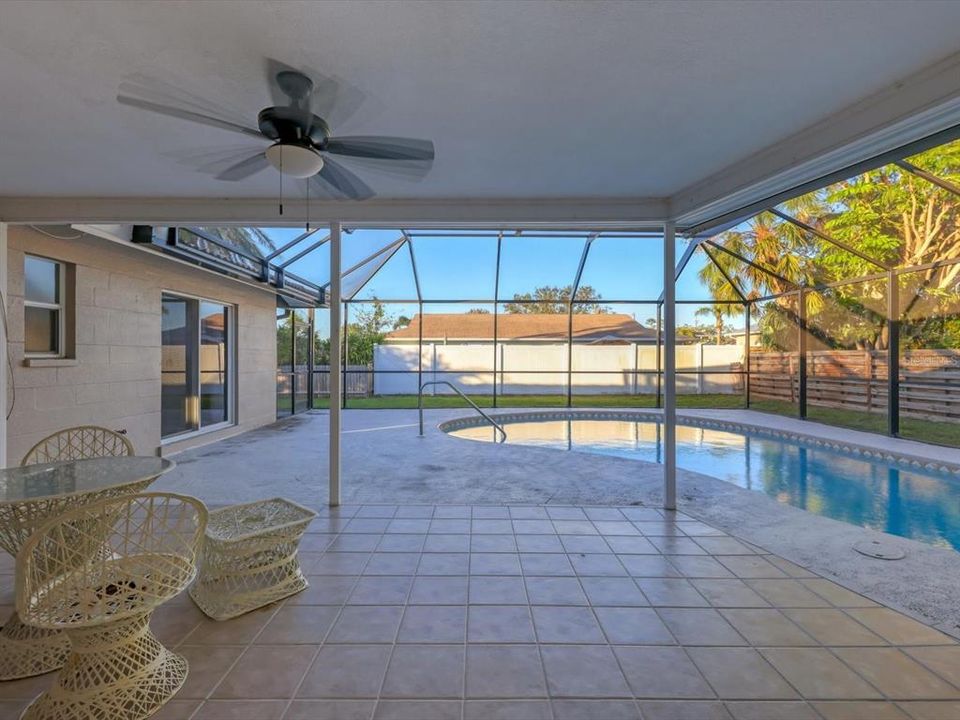 Large Covered Lanai, Caged Pool