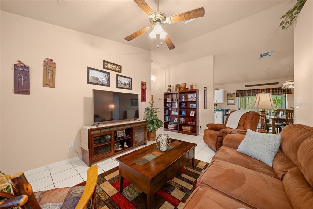 For Sale: $189,000 (2 beds, 2 baths, 1073 Square Feet)