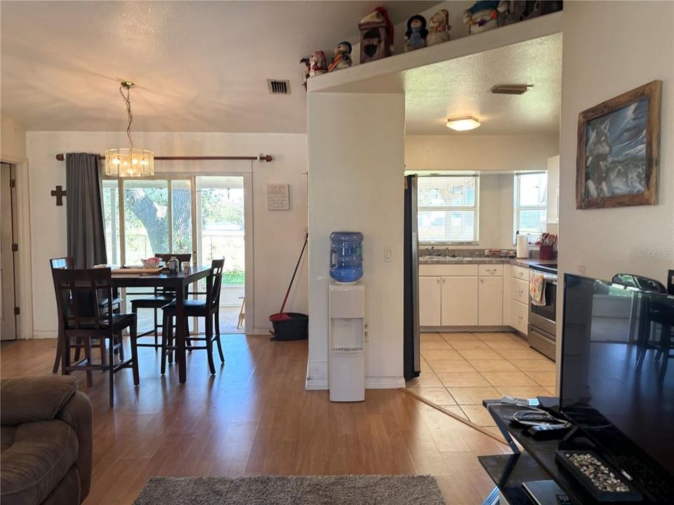 For Sale: $299,000 (3 beds, 2 baths, 1192 Square Feet)