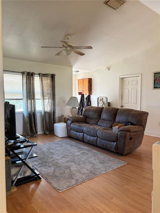 For Sale: $299,000 (3 beds, 2 baths, 1192 Square Feet)