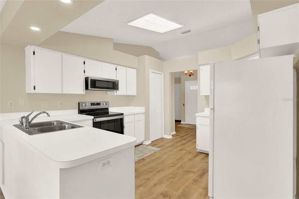 Active With Contract: $269,900 (3 beds, 2 baths, 1438 Square Feet)