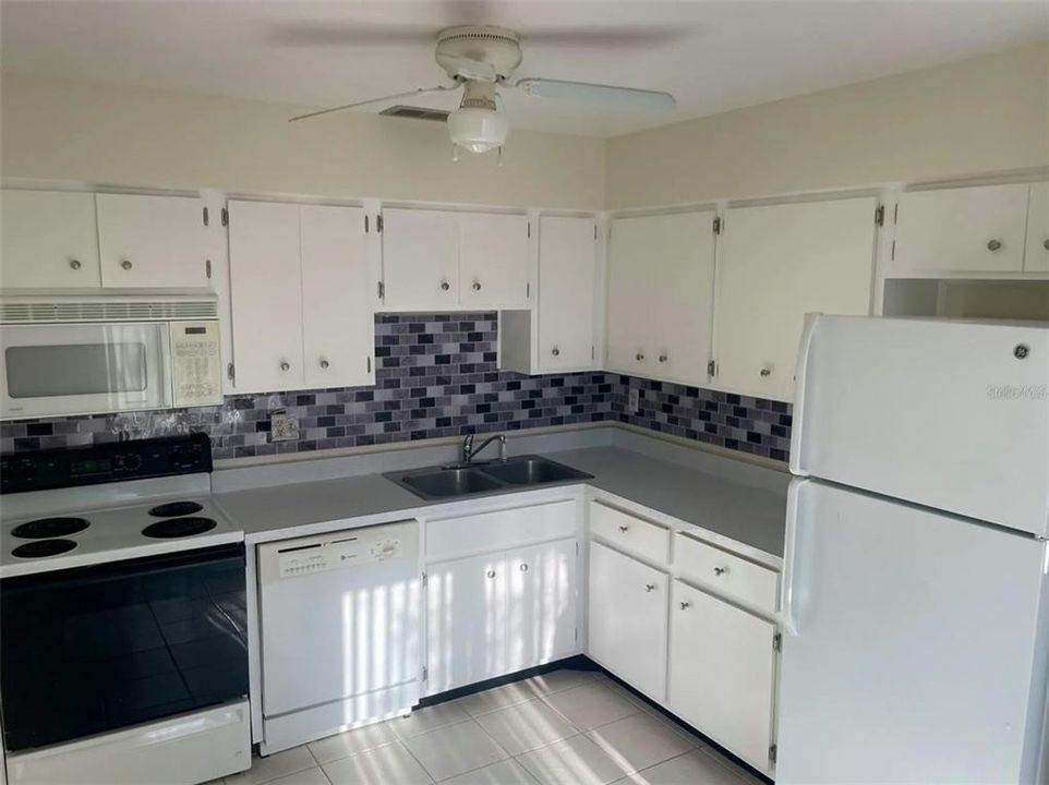 For Sale: $274,000 (2 beds, 2 baths, 1025 Square Feet)