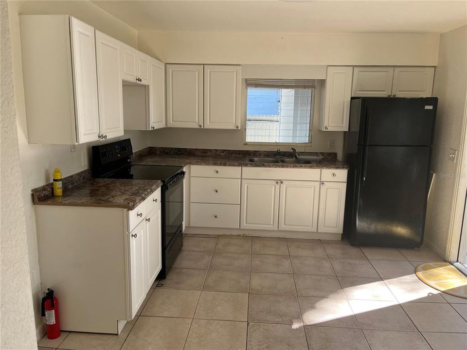 For Rent: $2,295 (3 beds, 1 baths, 978 Square Feet)