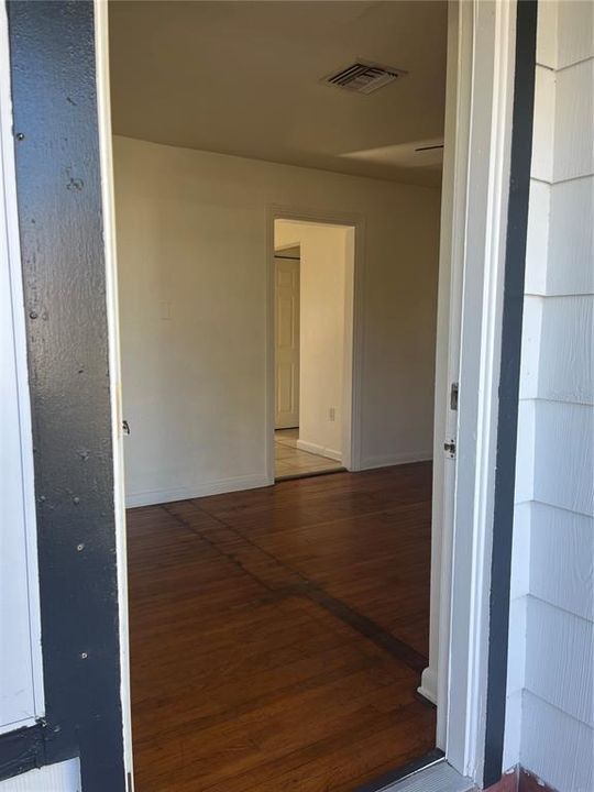 For Rent: $2,295 (3 beds, 1 baths, 978 Square Feet)