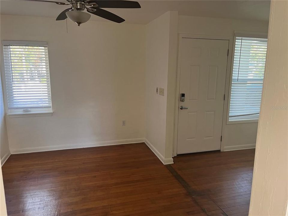 For Rent: $2,295 (3 beds, 1 baths, 978 Square Feet)