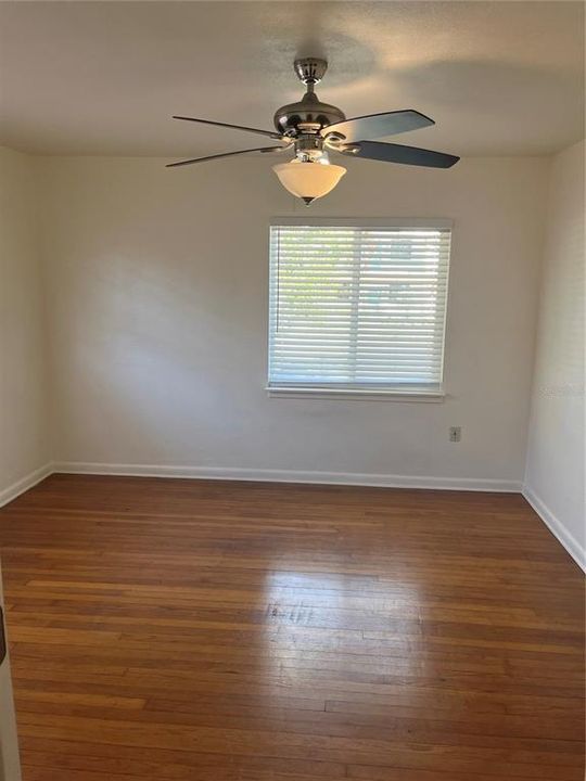 For Rent: $2,295 (3 beds, 1 baths, 978 Square Feet)