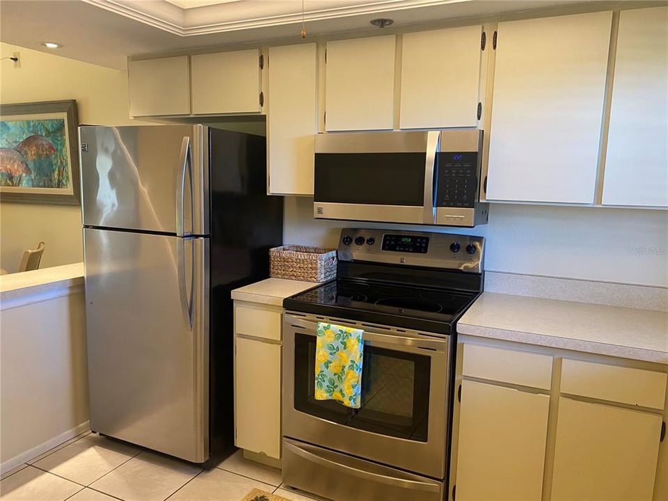 For Sale: $184,000 (2 beds, 2 baths, 894 Square Feet)