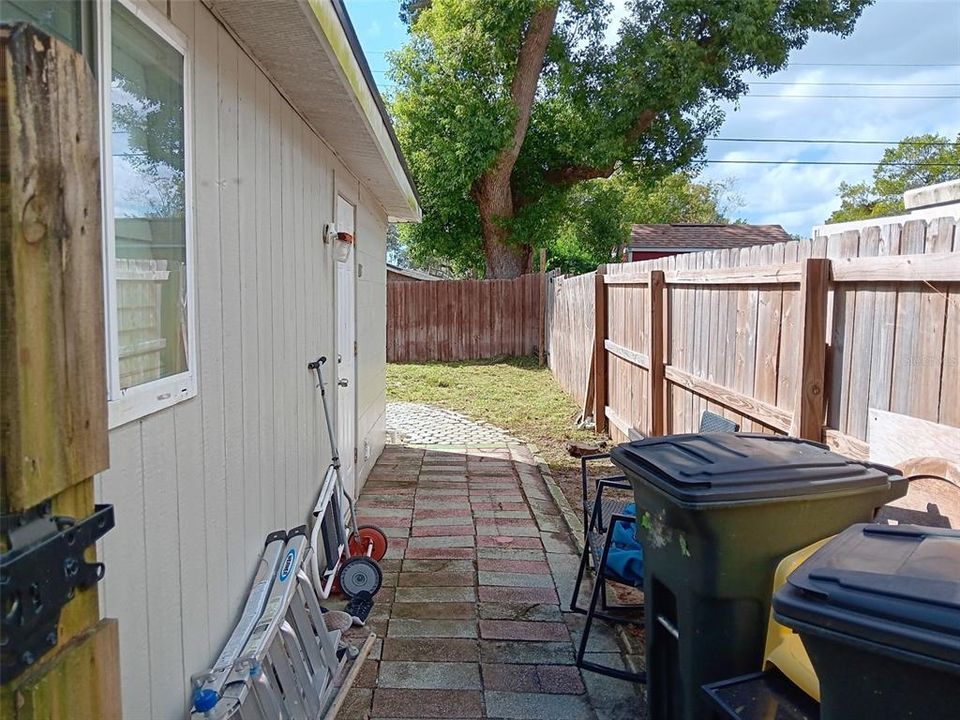 For Sale: $240,000 (3 beds, 1 baths, 700 Square Feet)