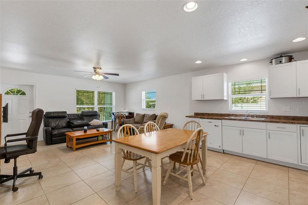 For Sale: $349,000 (2 beds, 2 baths, 1068 Square Feet)