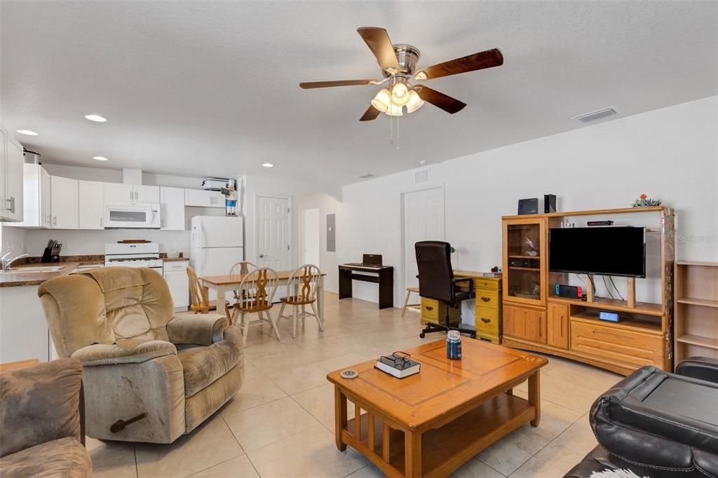 For Sale: $349,000 (2 beds, 2 baths, 1068 Square Feet)