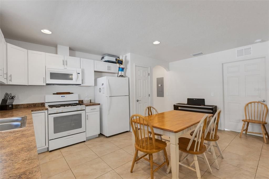 For Sale: $349,000 (2 beds, 2 baths, 1068 Square Feet)