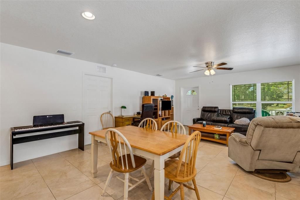 For Sale: $349,000 (2 beds, 2 baths, 1068 Square Feet)