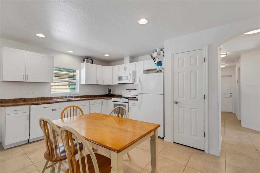 For Sale: $349,000 (2 beds, 2 baths, 1068 Square Feet)