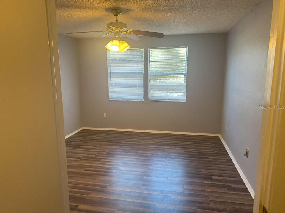 For Sale: $220,000 (2 beds, 2 baths, 915 Square Feet)